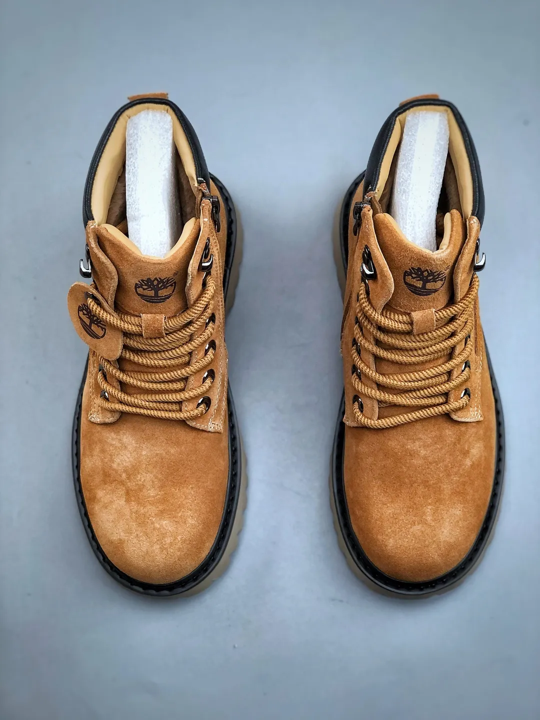 Local pick-up💰560 supports store release. New goods🚀#Timberland Timberland/Timberland New autumn and winter products (plush lining🔥warm and heat-locking) autumn and winter essential outdoor casual rhubarb boots series #Guangdong Dachang quality Original box original packaging Fashion and trend matching The fabric is made of Italian 🇮🇹 top frosted fine-grained cowhide with anti-odor and anti-corrosion genuine leather latex insoles The outsole and hardware are all made from factory raw materials. They are the same as the original Goodyear glue process. Good products do not kill pigs. The quality of the first order is strictly controlled. Exclusively launched on the entire network. The quality is beyond doubt. The full set of official website unified packaging gives you a perfect wearing experience. The quality is exquisite and durable. A must-have for sportsmen. Specializes in not being handsome. High-quality foot feel is first-class. This winter is suitable for outdoor cold protection. Daily casual matching. Size: 38 39 40 41 42 43 44 (leather shoe size)